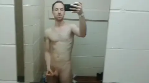 Hunky Jock Teases with Gym Workout
