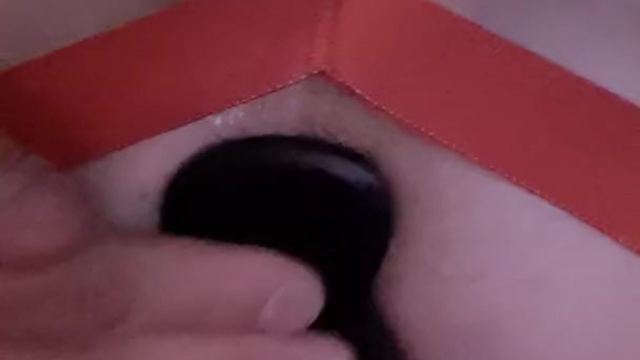 Guy Inserts Buttplug into His Ass
