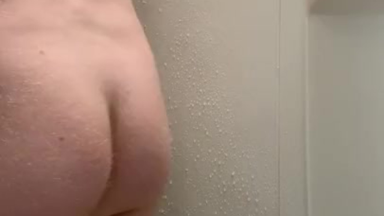 Guy Masturbates in Shower