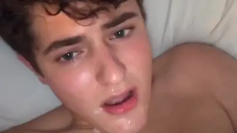 Guy Cums on His Own Face