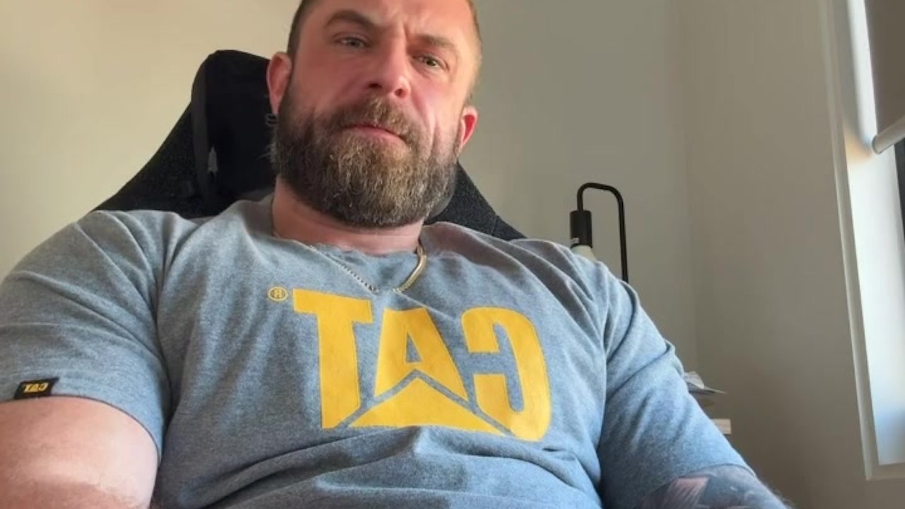 Aussie Hunk Edges in Office Chair & Cums on Face