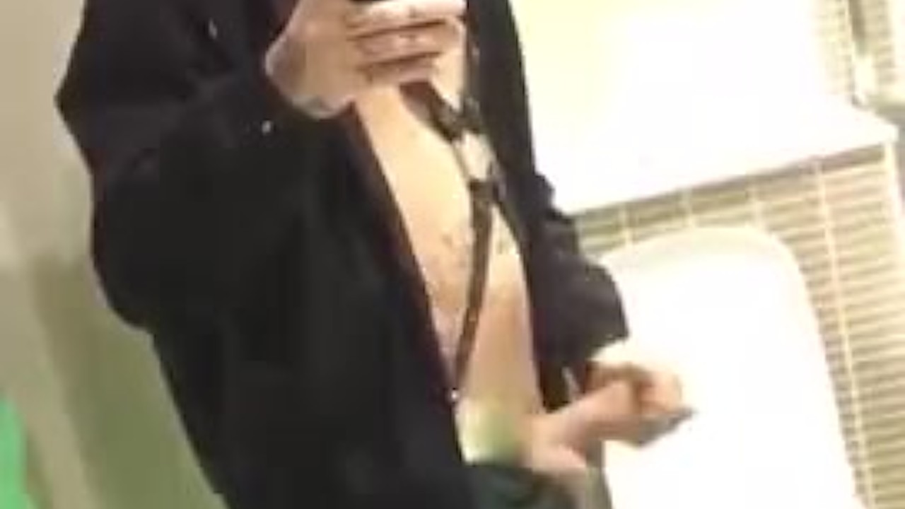 Solo Guy Wanks in Motel Room