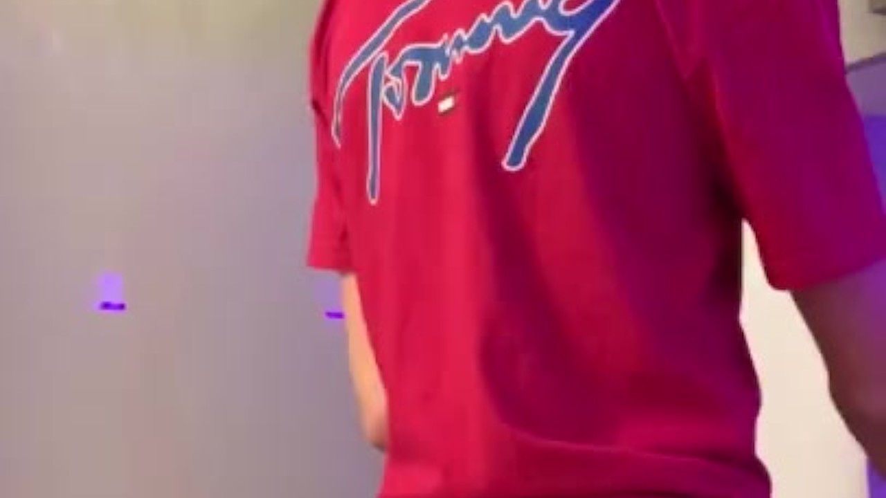 Young Twink Exposes Naked Ass