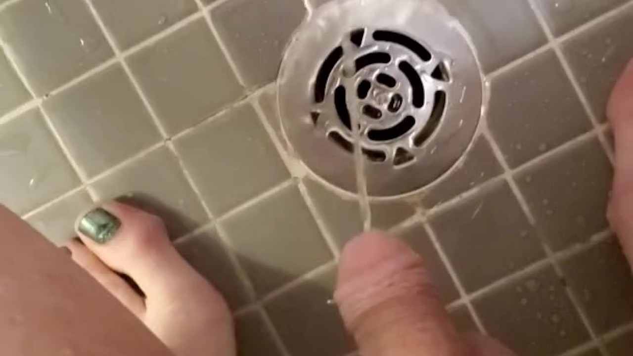 Gay Guy Pisses in Shower