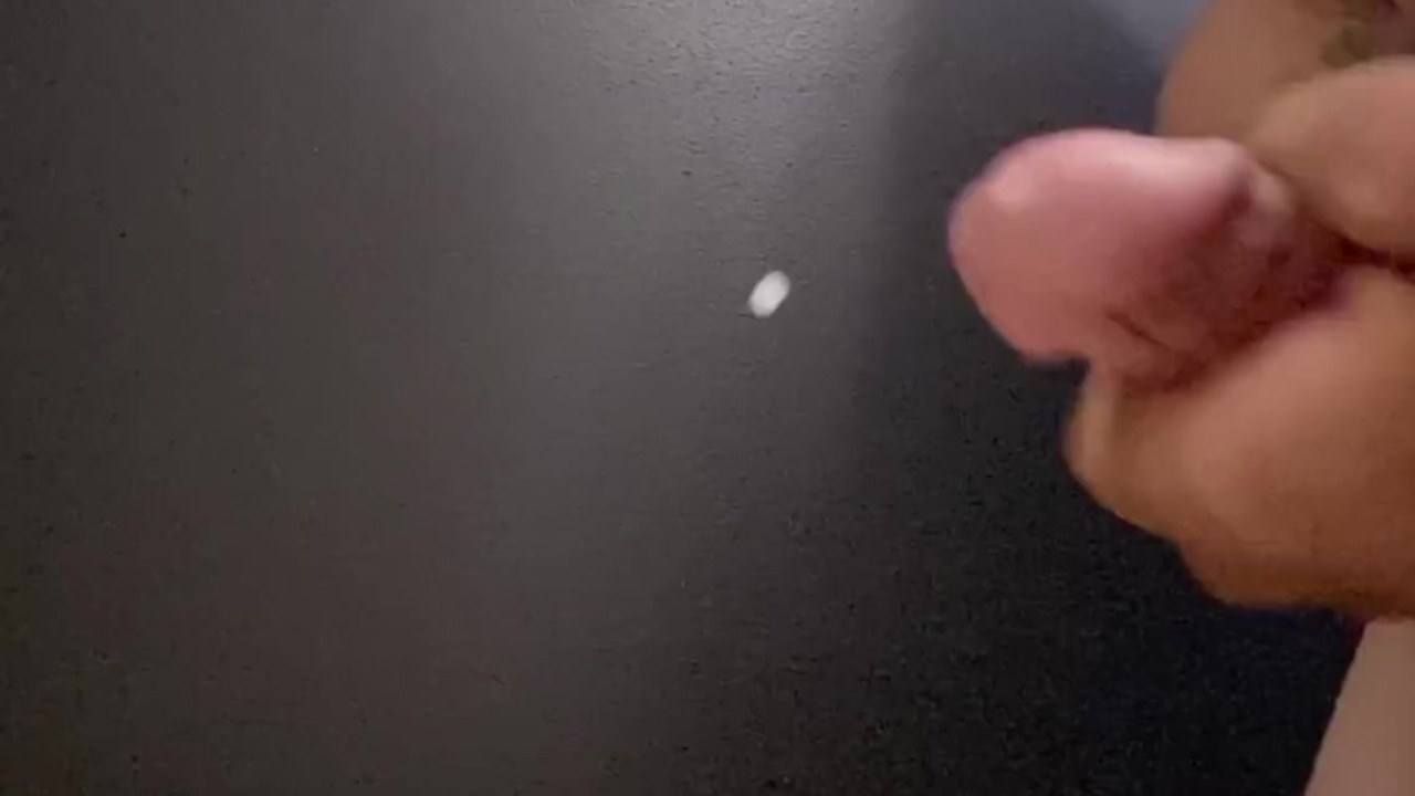 Multiple Cumshots in Quick Gay Scene