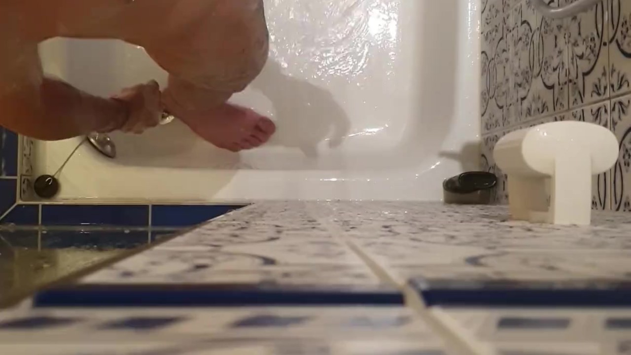 Solo Guy Masturbates Under Shower