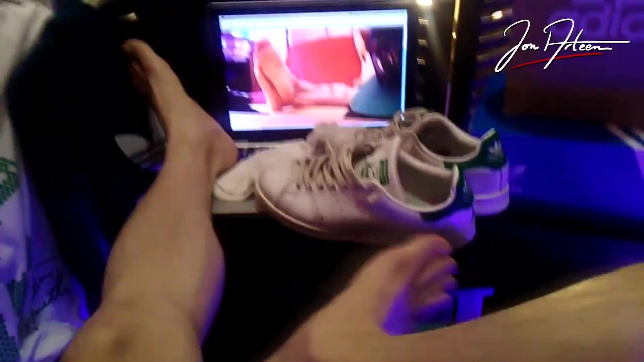 Twink Enjoys Sneaker Foot Fetish on Laptop