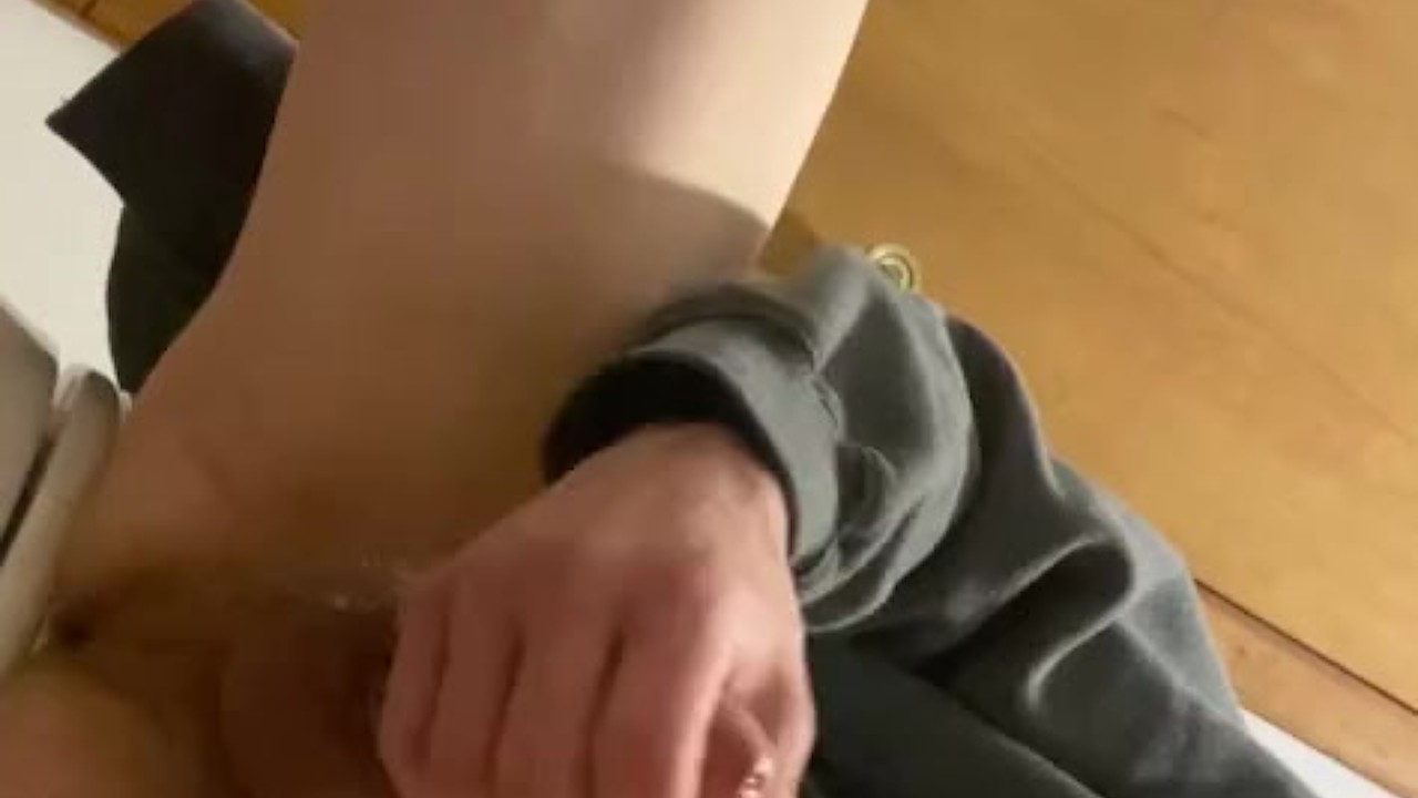 Teen Stud Gives Himself a Cumshot on Mirror