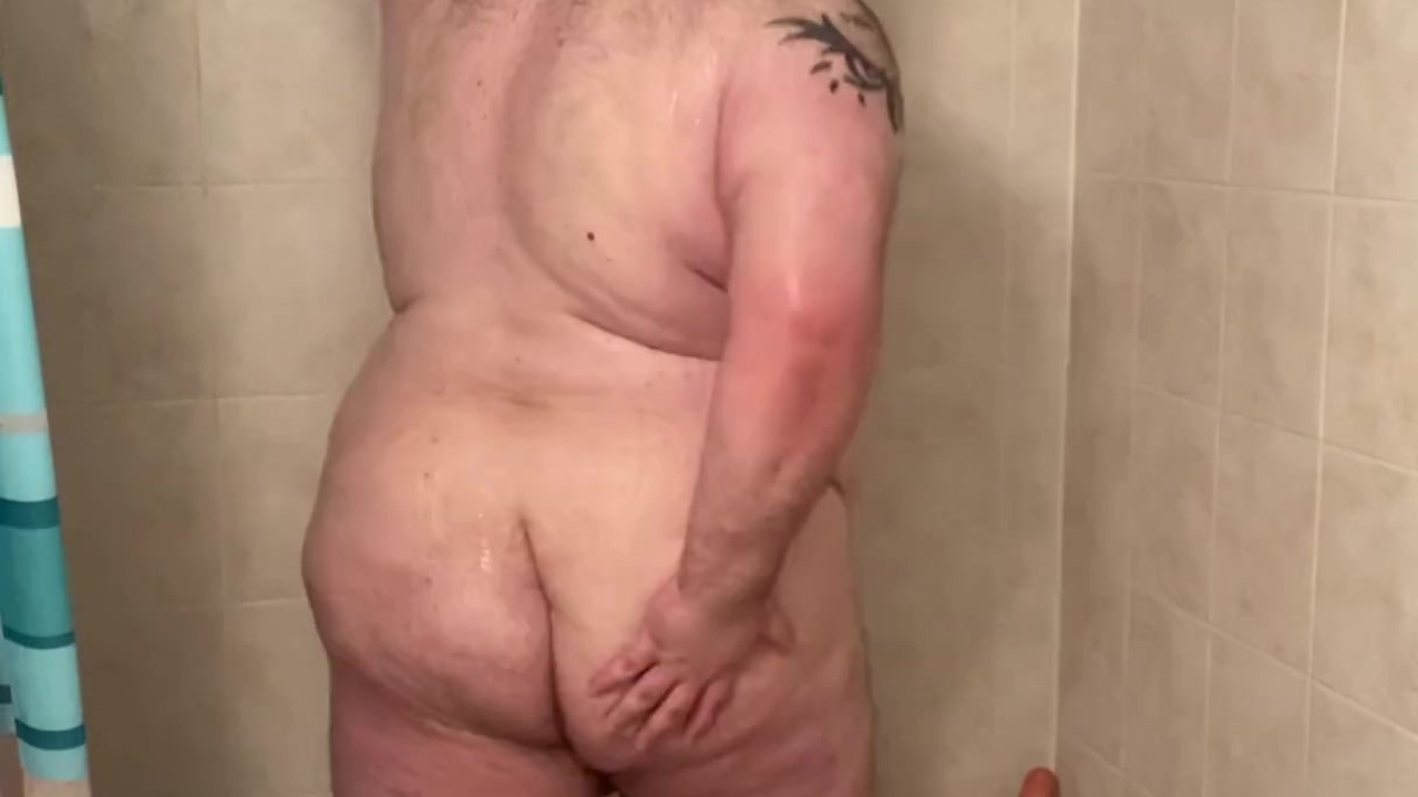 Chubby Guy Spreads Christmas Cheer in Shower