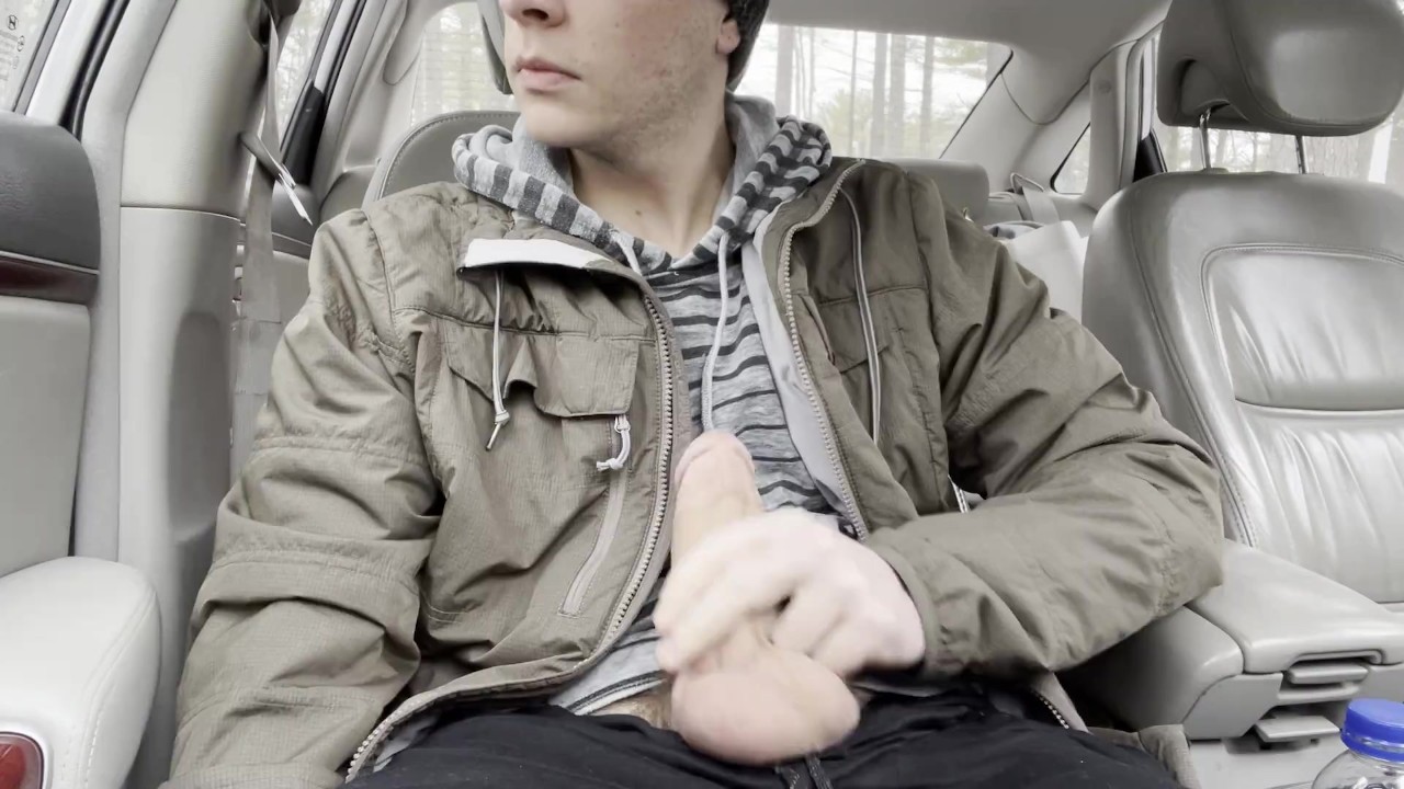 Solo Guy Jerks Off in Car