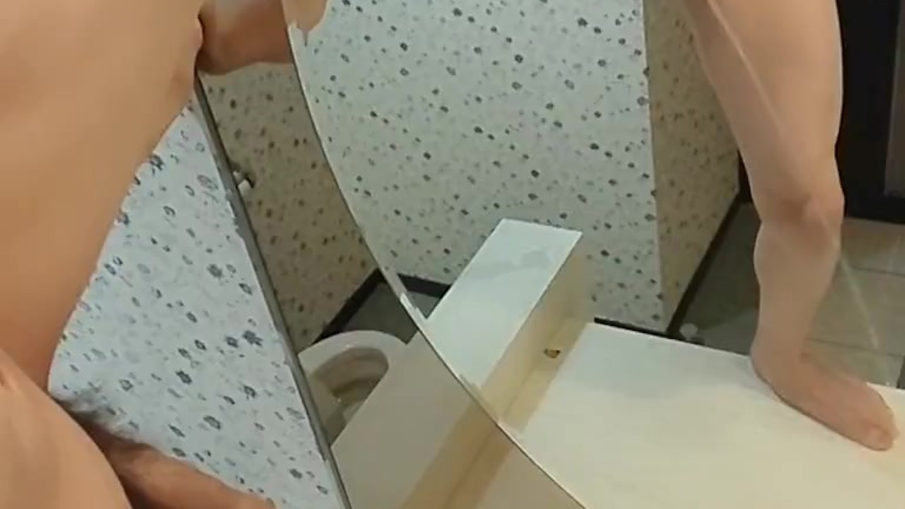 Gay Guy Pisses Hands-Free in Front of Mirror