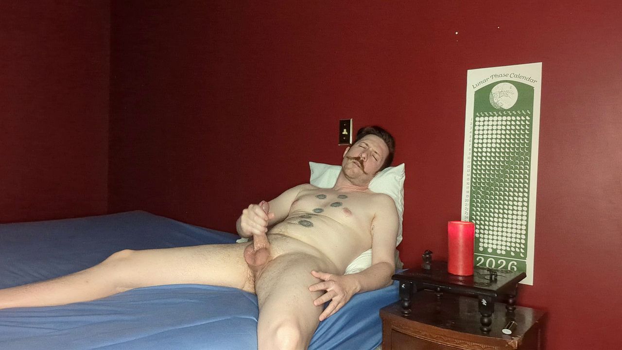 Submissive Bottom Offers Himself for Hardcore Fucking