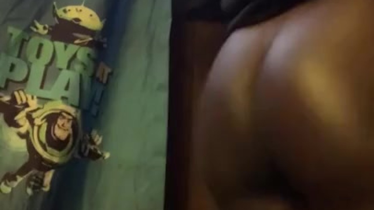 Twerking Showcases Sexy Ass Crack