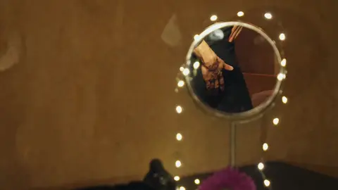 Guy Films Hardcore Cock in Round Mirror with Cumshot