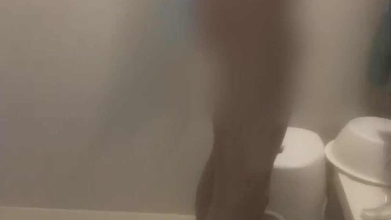 Asian Guy Masturbates in Shower