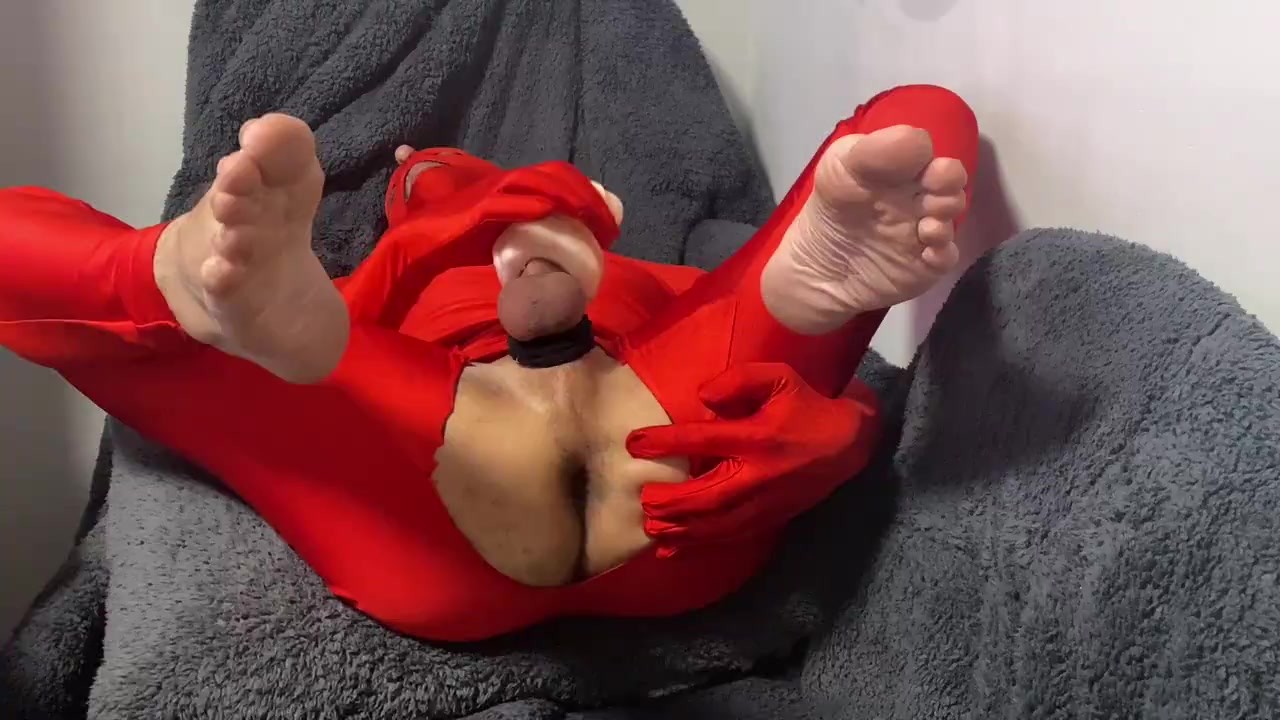 Twink Shows Off Wrinkled Soles, Cums