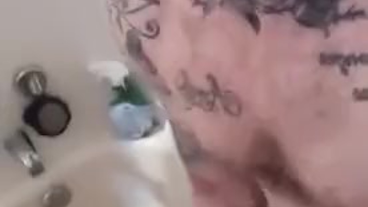 Jaxxon L Sins Masturbates in Shower