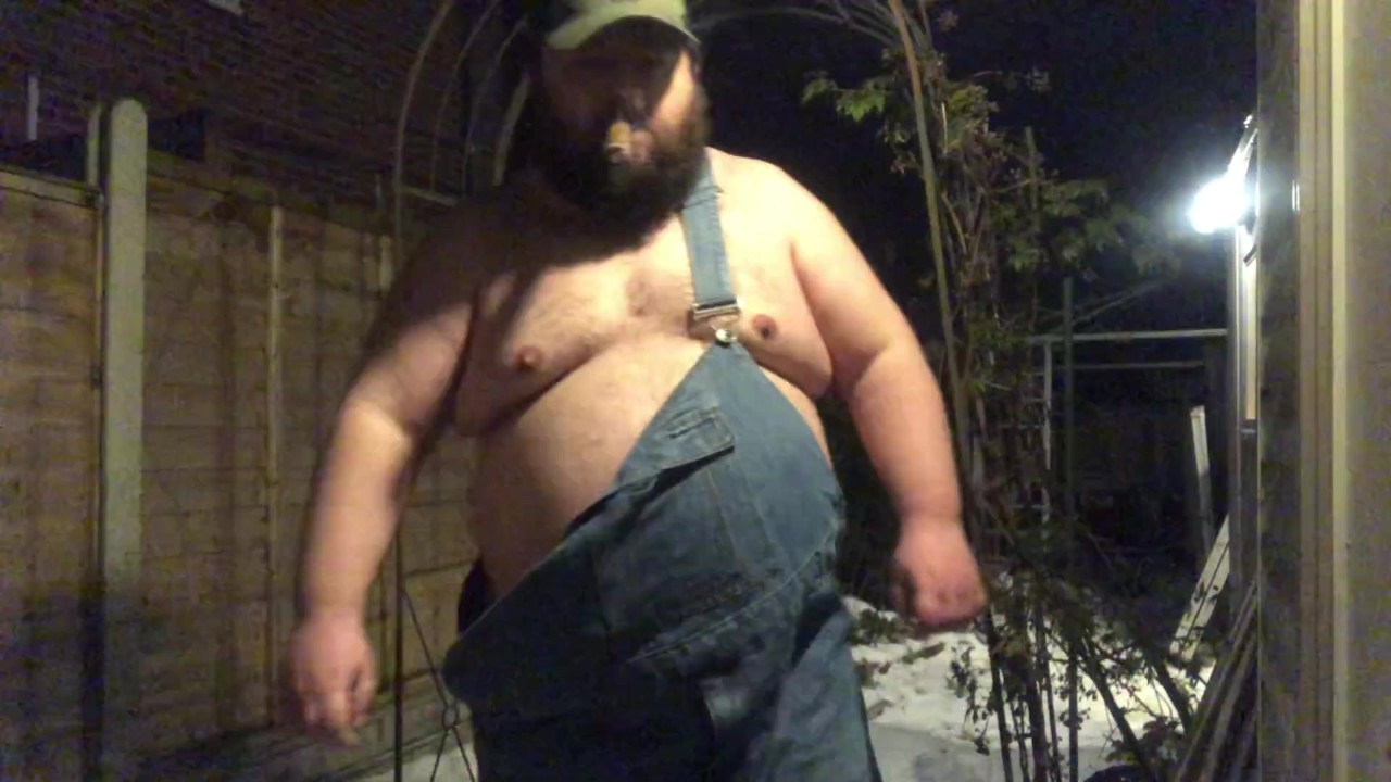 Trucker Gives Oral on Cold Night