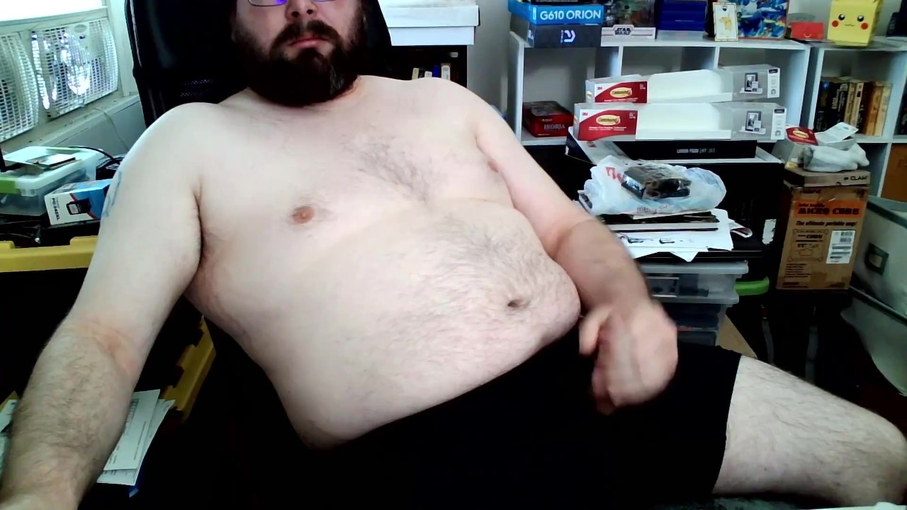 Horny Nerdy Bear Masturbates to Gay Porn