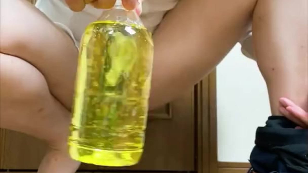 Gay College Student Pisses in Bottle
