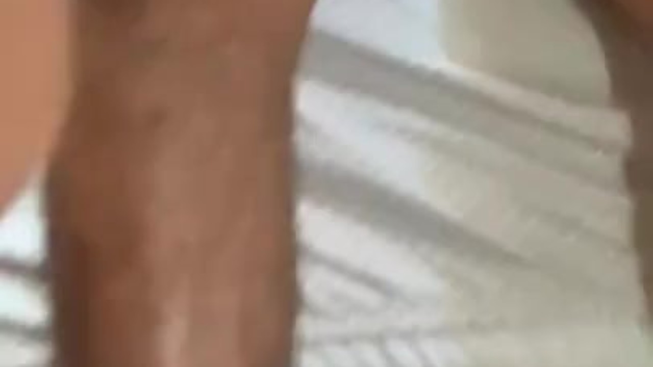 Sexy Twink Shows Off Booty