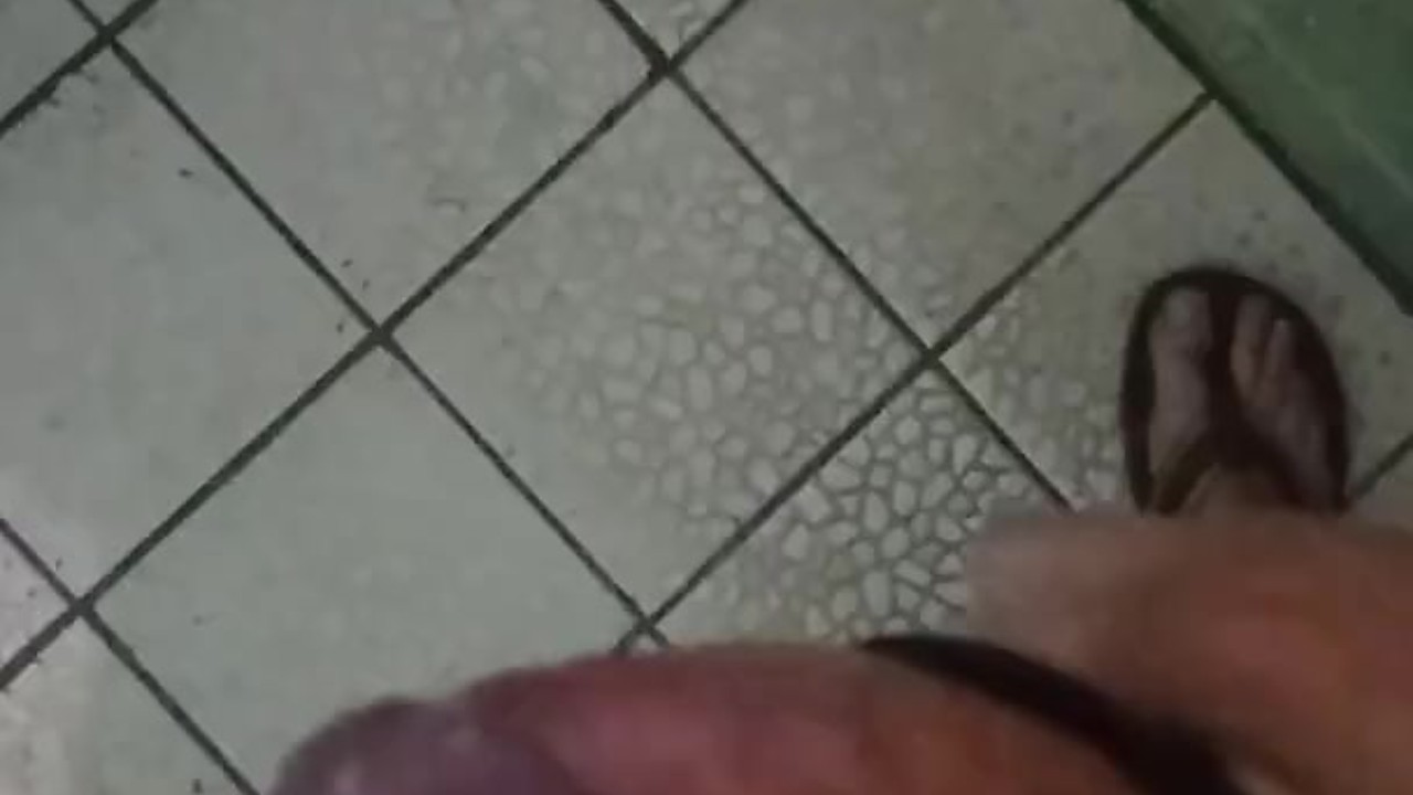 Guy Uses Vibrator in Shower