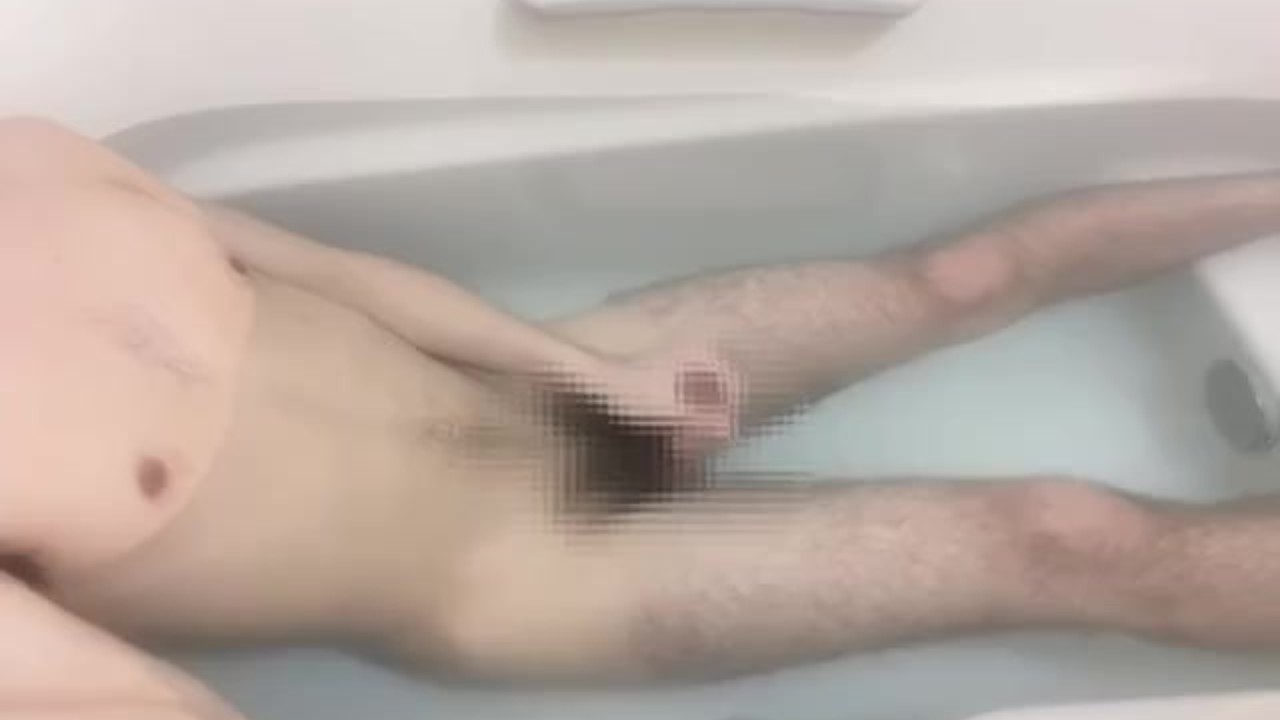 Japanese College Boy Masturbates in Bathtub