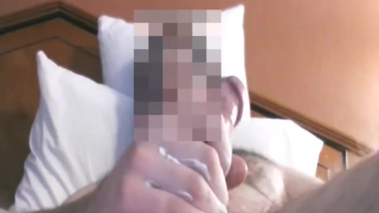 Guy Masturbates to Solo Cumshot