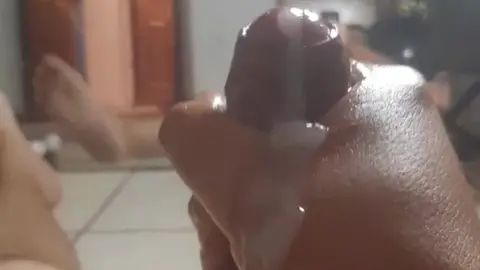 Guy Receives Full Cumshot in Hand