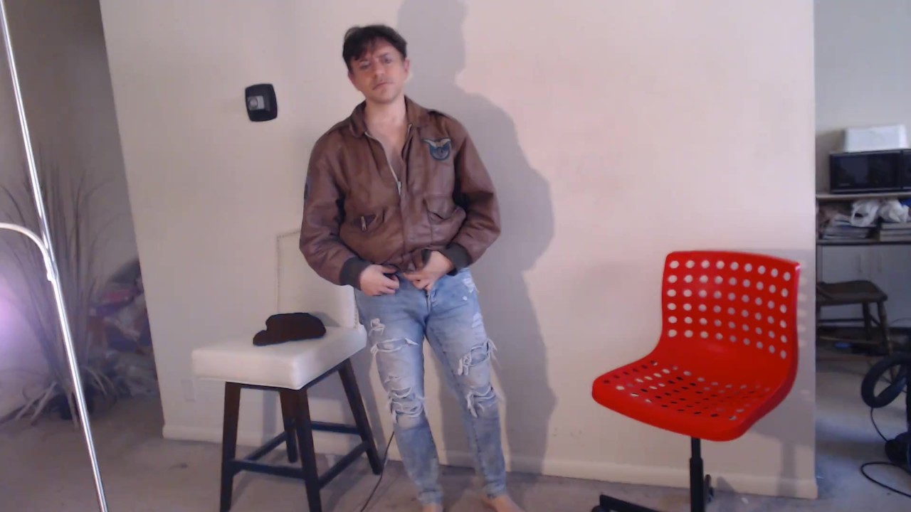 Stud Shows Off 7inch Cock in Leather