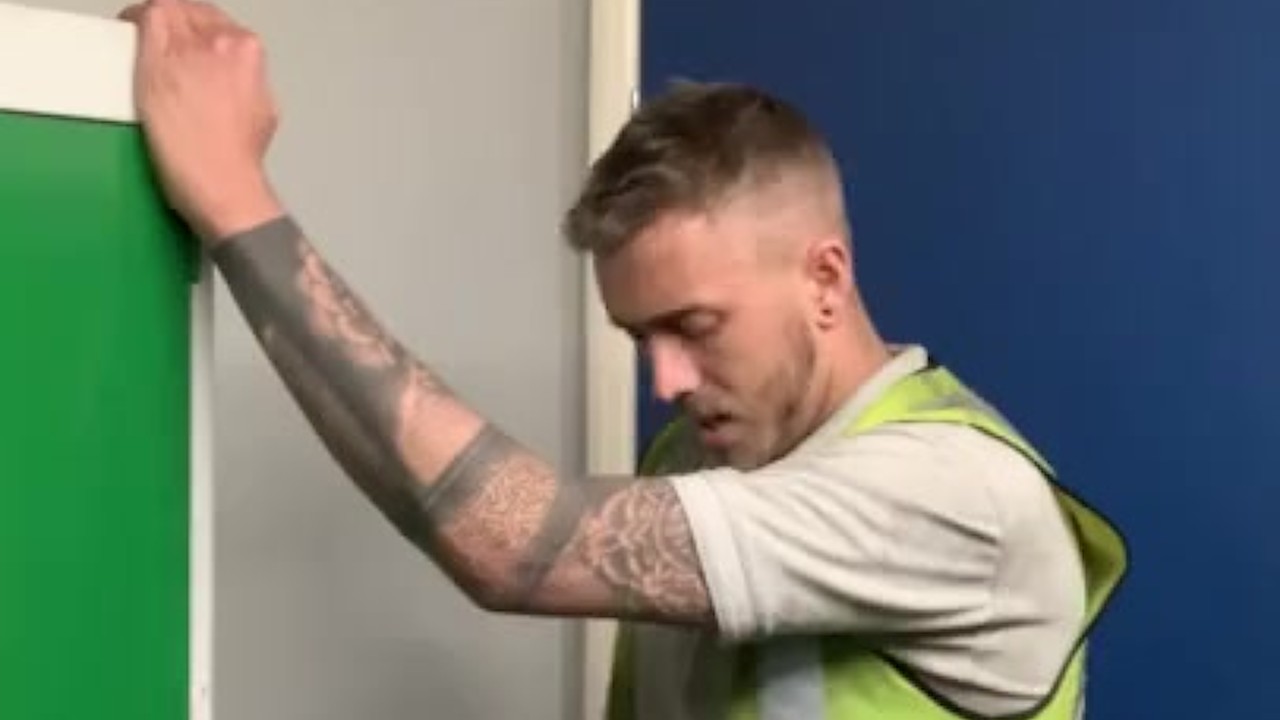 Office Worker Jerks Off at Desk