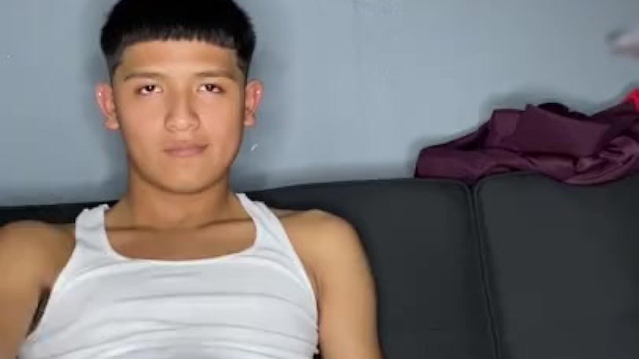 Latino Guy Jerks Off His Uncut Cock