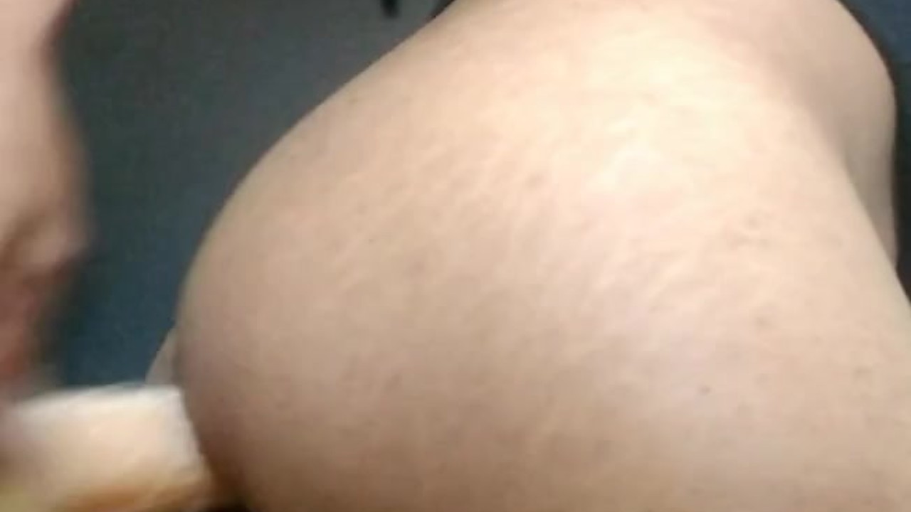 Young Guy Inserts 20cm Dildo