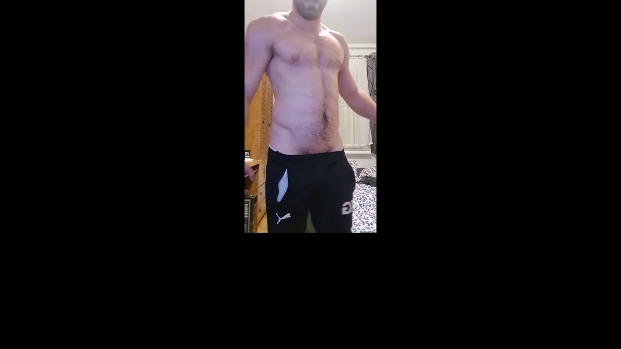 Muscular Bodybuilder Masturbates at Home