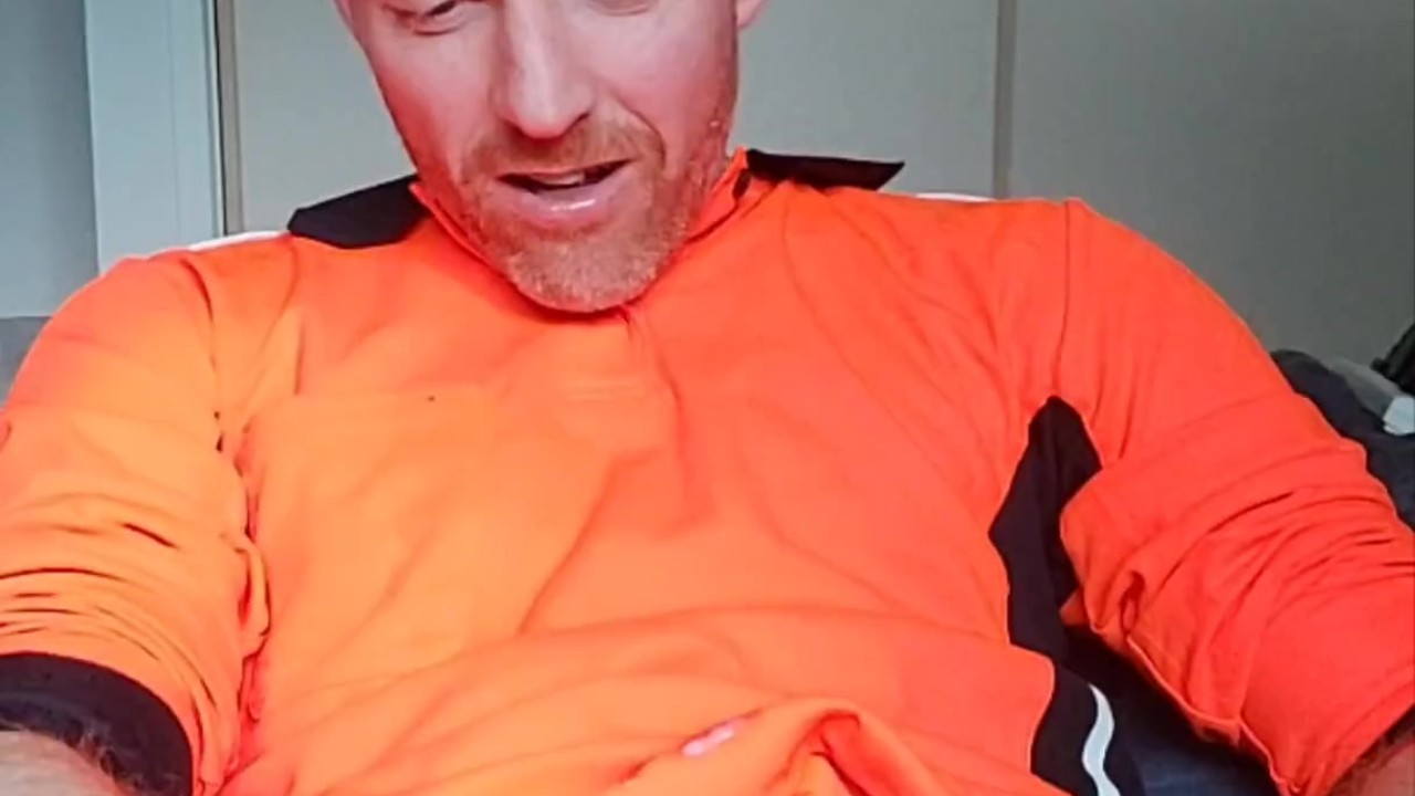 Guy Sucks Himself After Work