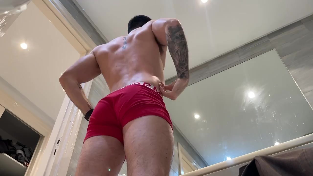 Gym Guy Shrinks, Foot Crushed by Larger Man