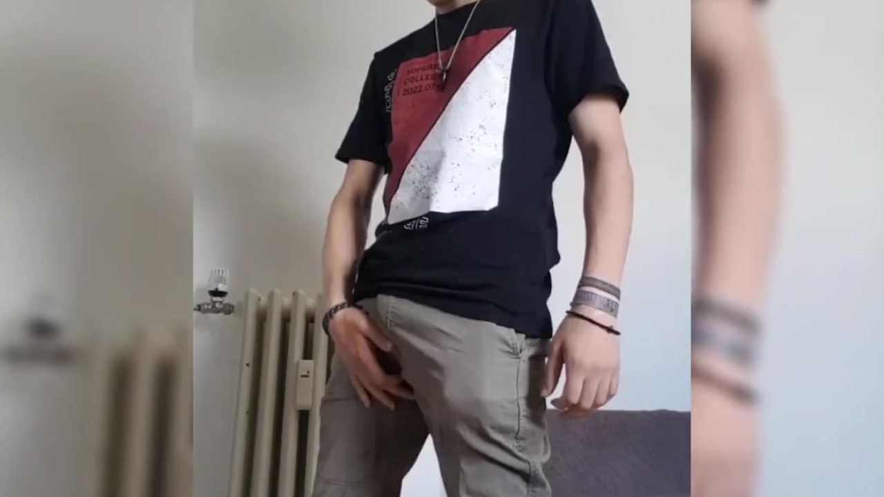Skater Jerks Off at Home and Cums