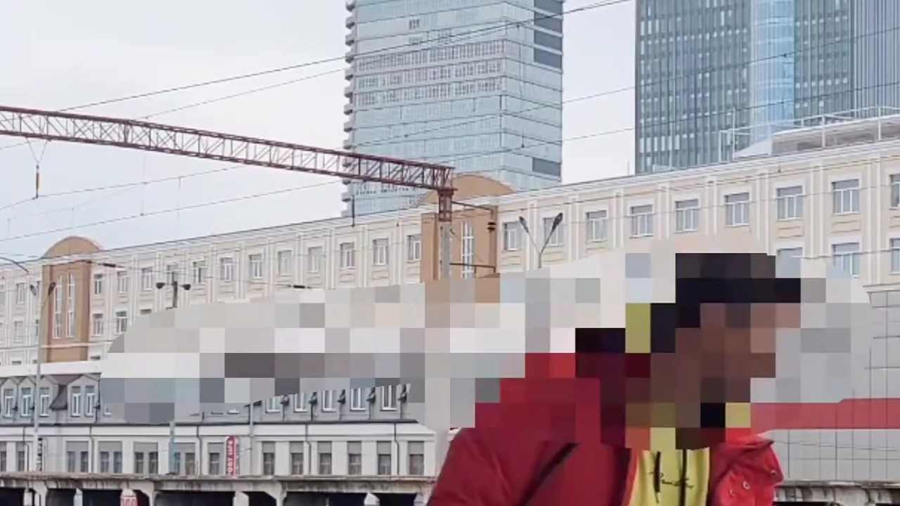 Public Handjob on Railway Platform