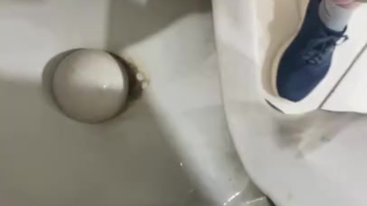 Pinoy Guy Jerks Off in Restroom