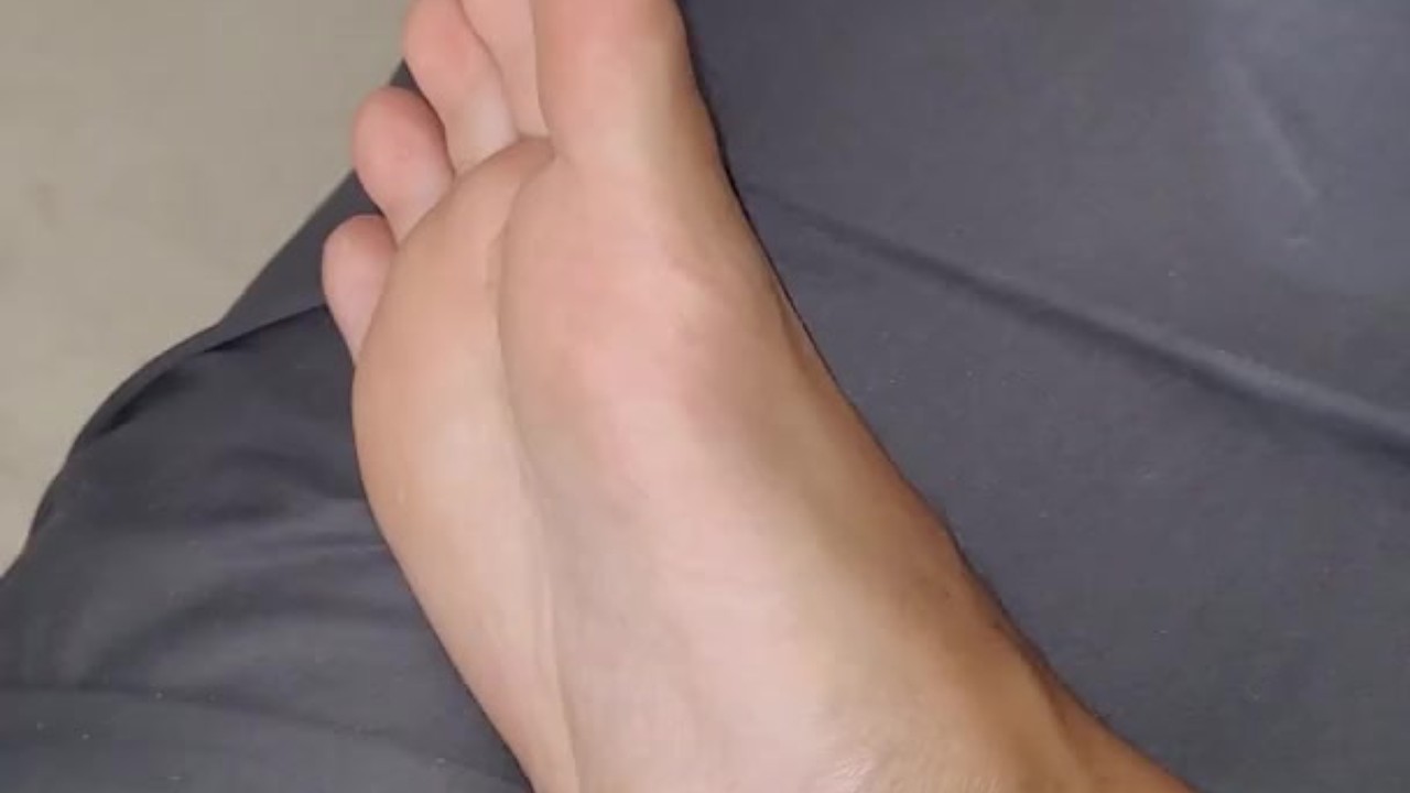 Guy Sucks Toe in Quick Foot Fetish
