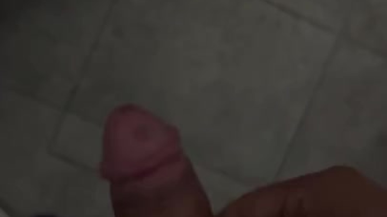 Masturbandome en baño publico