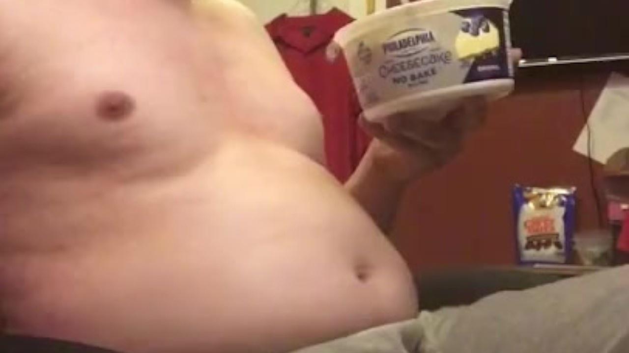 Filling pig with cheesecake