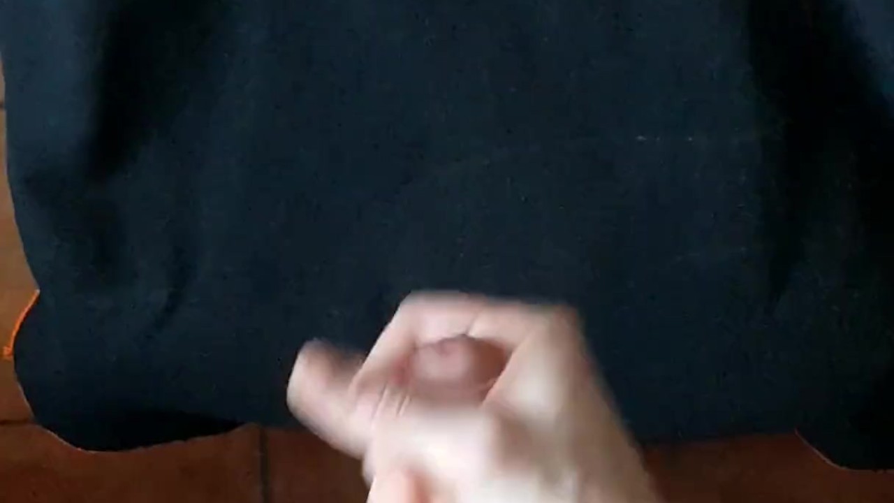Ragazzo fa sega e sborra troppo