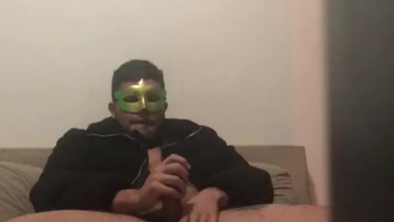 Garotão mascarado numa punheta